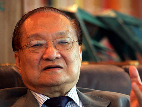 Tác gia võ hiệp huyền thoại Kim Dung qua đời ở tuổi 94
