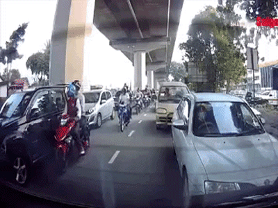 2 tên cướp đập vỡ cửa kính ô tô, giật túi xách ngay giữa đường, tất cả gần như 'đứng hình'
