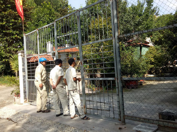 Đại gia vàng lệnh không mở cửa biệt phủ, đoàn kiểm tra bất lực đứng ngoài cổng nhìn vào
