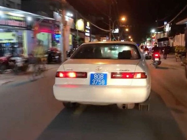 Lộ 'thân thế' người đàn ông lái ô tô biển xanh 80B giả bật hú còi ưu tiên, gây náo loạn phố Sài Gòn