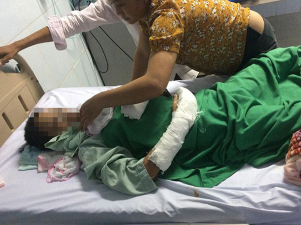 Tâm sự nghẹn ngào của mẹ nữ sinh lớp 9 bị nam sinh lớp 7 hiếp dâm, cứa cổ