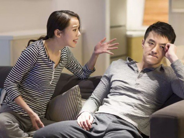 Thấy chồng hớt hải nhảy lên xe cứu thương theo cô hàng xóm đi đẻ, tôi kéo tay anh lại thì bị cô ta quát