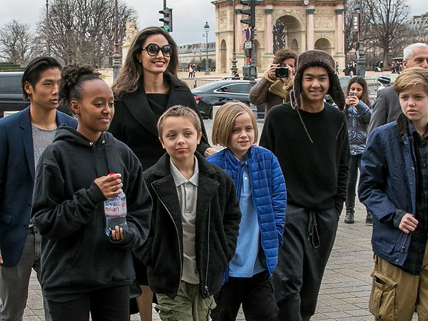 Các con nhà Jolie-Pitt đồng loạt than quá mệt mỏi khi sống với Angelina và chỉ muốn được ở bên bố Brad?
