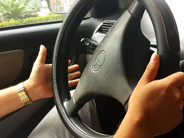 Quý bà váy ngắn ngồi sau vô-lăng, thầy dạy lái xe tái mặt