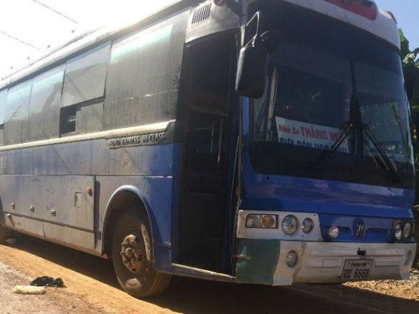 Trượt chân lúc lên xe, nữ sinh 17 tuổi bị xe khách cán chết thương tâm