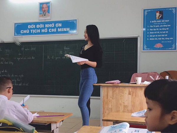 Từ một tấm ảnh chụp trộm, cô giáo tiểu học được 'săn lùng' vì thân hình nóng bỏng