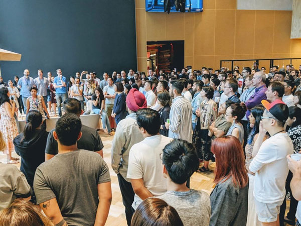 Ảnh nhân viên Google đình công chống quấy rối tình dục trên toàn cầu
