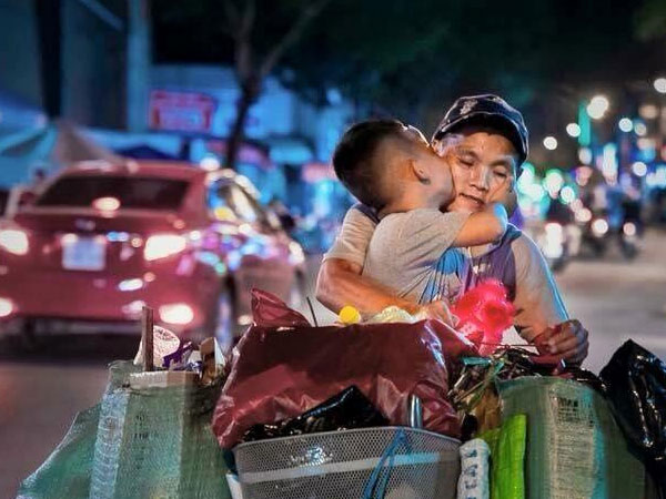 Bức ảnh con hôn cha trên chiếc xe đồng nát - nụ hôn giản dị giữa đời thường khiến bao người xúc động