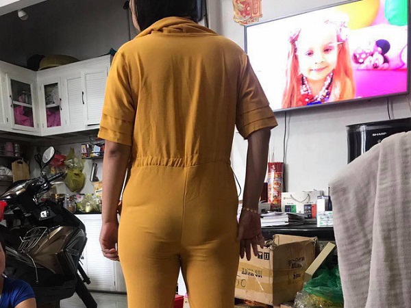 Cô gái trẻ khóc thét khi bộ jumpsuit sang chảnh đặt trên mạng biến thành...đồ lặn