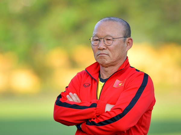 HLV Park căng thẳng khi theo dõi học trò tập luyện trước thềm AFF Cup