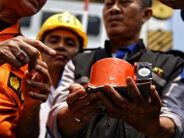 Indonesia trục vớt càng máy bay Lion Air bị rơi ngoài biển