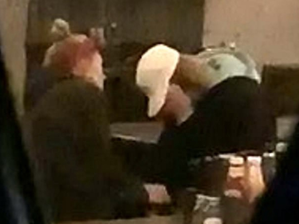 Justin Bieber bỗng ôm mặt khóc giữa quán bar vì Selena Gomez, Hailey ngồi cạnh không ngừng an ủi?