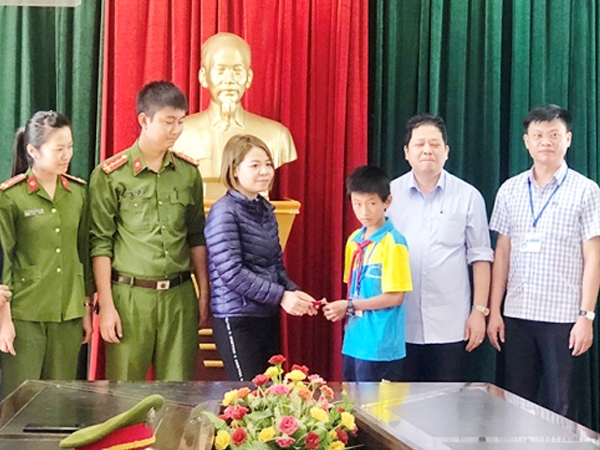 Nam sinh lớp 6 trả lại túi vàng cho người đánh rơi