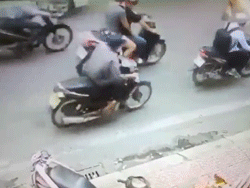Người phụ nữ bị gã đàn ông đạp ngã vào ô tô khi đang đi trên phố