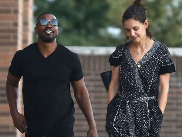 Tay đeo nhẫn kim cương, mẹ của Suri Cruise đã đính ước và chuẩn bị 'đi bước nữa' với tài tử Jamie Foxx?