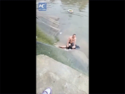 Video Cụ ông ghì chặt thiếu nữ dưới nước để ngăn tự tử
