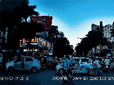 Video Ức chế vì bị đánh, tài xế taxi mở cốp lấy gậy 'phản đòn' đúng lúc CSGT xuất hiện