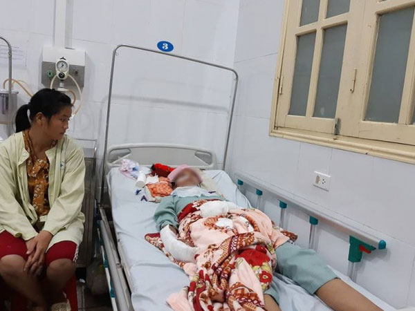 Vụ bé gái bị thiếu niên 13 tuổi cưỡng hiếp rồi cứa cổ diệt khẩu: Nạn nhân đã được chuyển xuống Hà Nội phẫu thuật