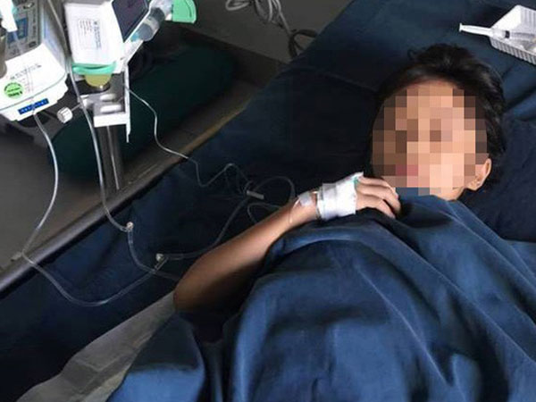 Vụ mẹ pha thuốc diệt cỏ vào sữa cho 2 con uống: Nhìn em trai ra đi, bé gái mắt ngấn lệ