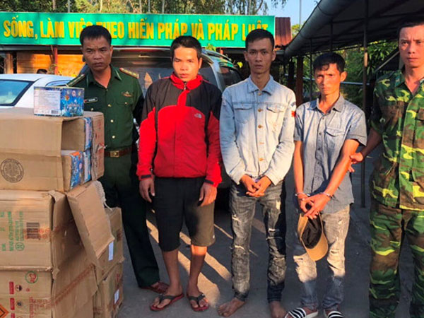 Bắt ôtô vận chuyển 250 kg pháo lậu từ Lào về Việt Nam