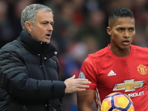 Bị Mourinho dằn mặt, 'lão tướng' mất tích khỏi đội hình M.U