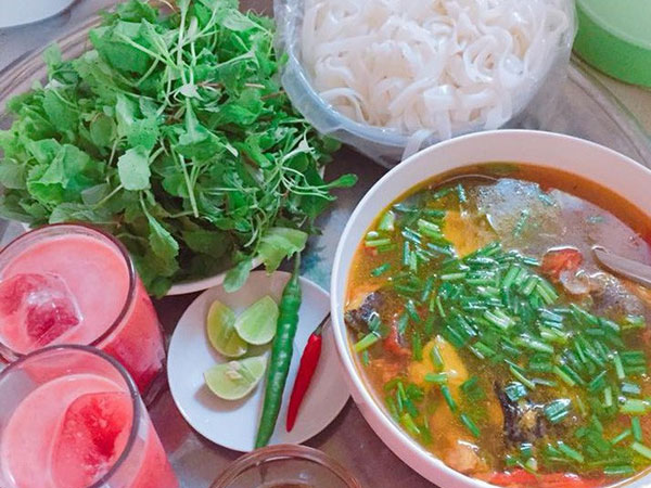 Chán cơm nấu bún, vợ trẻ nhận vô số lời khen với bữa ăn hoàn hảo cho tới khi bị hỏi về 'cốc nước lạ'