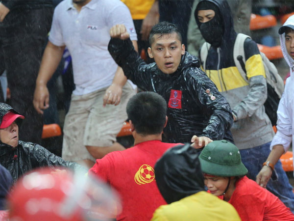 Pha dẫn bóng sút tung lưới nhà và những khoảnh khắc xấu nhất AFF Cup