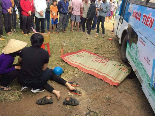 2 vợ chồng qua đường bị xe buýt cán tử vong thương tâm