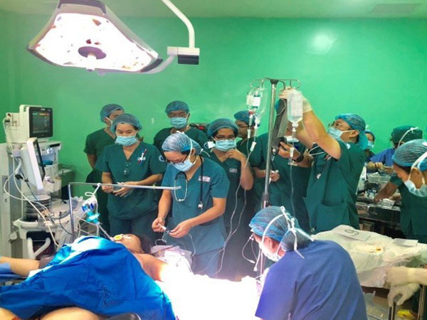 Bác sĩ Sài Gòn tìm người có nhóm máu hiếm gặp AB/Rh(-) cứu sản phụ băng huyết sau sinh