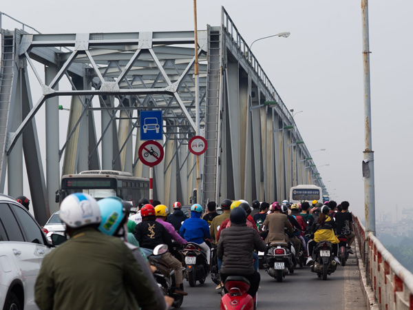 Cầu Chương Dương: Nguy hiểm chết người rình rập nơi làn hỗn hợp