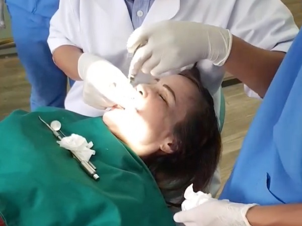 Cô dâu 62 tuổi tiếp tục chi hơn 200 triệu để trùng tu 'bộ nhá' sau khi căng da mặt