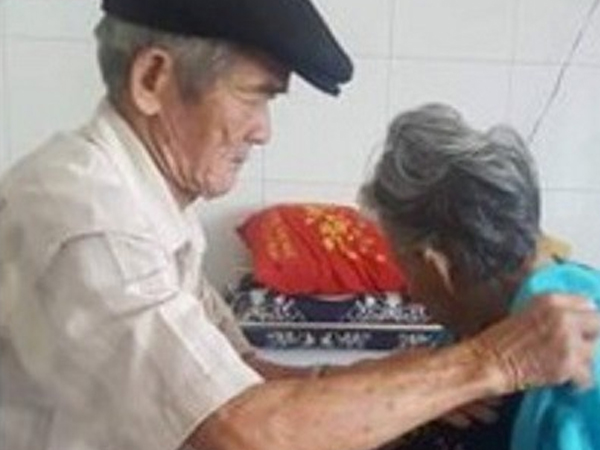 Cụ ông 80 tuổi ân cần chăm sóc cụ bà bị sỏi thận, dân mạng truyền tai nhau 'ngôn tình là đây chứ đâu'