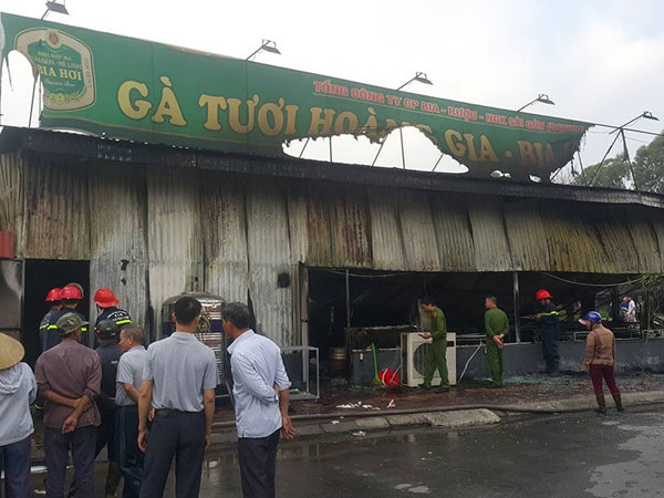 Nhà hàng gà Hoàng Gia bốc cháy ngùn ngụt, mọi tài sản bị thiêu rụi