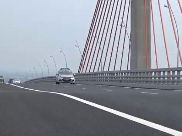 Ôtô 'dập dềnh' khi qua cầu 7.300 tỷ