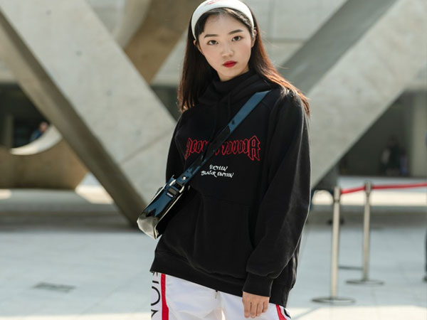 Street style giới trẻ Hàn tuần qua chứng minh: mix đồ đơn giản, thoải mái luôn đẹp và cool nhất
