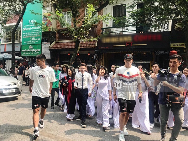 Thần thái sang chảnh như Idol, Bùi Tiến Dũng đi chơi thôi cũng làm tắc nghẽn phố Văn Miếu