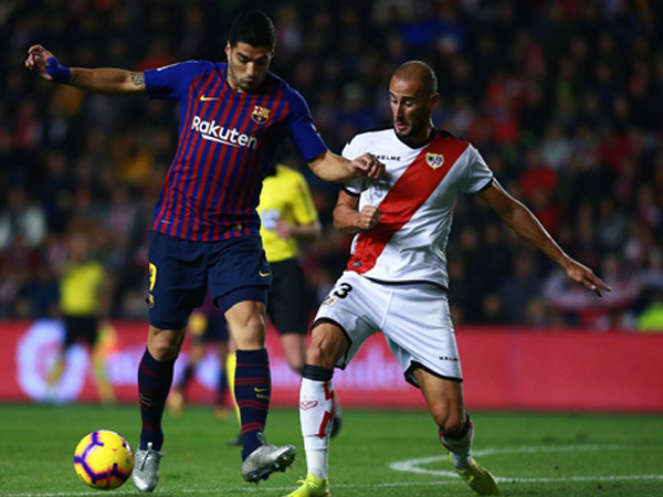 Vallecano 2-3 Barca: Người hùng Suarez