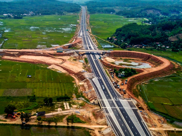 Video ảnh: Cận cảnh vòng xoay cao tốc 34.500 tỷ sụt lún cần 300 ngày khắc phục
