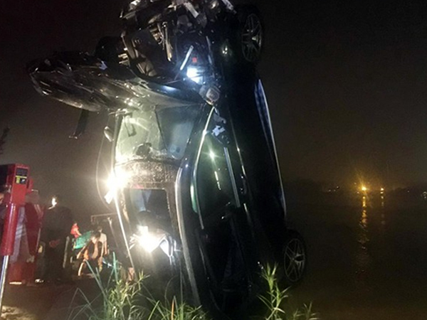 Cô gái 21 tuổi cầm lái chiếc Mercedes lao xuống sông Hồng