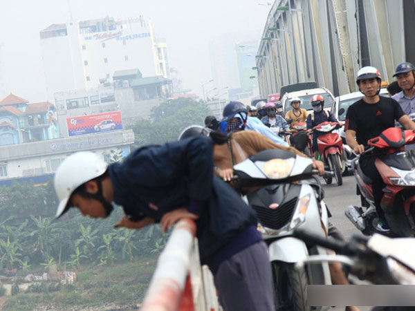 Xe Mercedes lao xuống sông Hồng, 2 người chết: Lực lượng chức năng vẫn tìm kiếm tại hiện trường