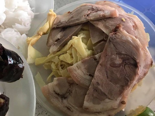 Cô gái ấm ức mất 60 nghìn ăn suất bún đậu phố cổ vừa bẩn vừa dở, dân mạng chỉ soi lớp măng dưới đĩa