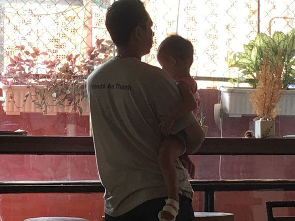 Gia đình bức xúc vì bé gái 2 tuổi nghi bị nhúng chân vào nước sôi tại trường mầm non ở Sài Gòn