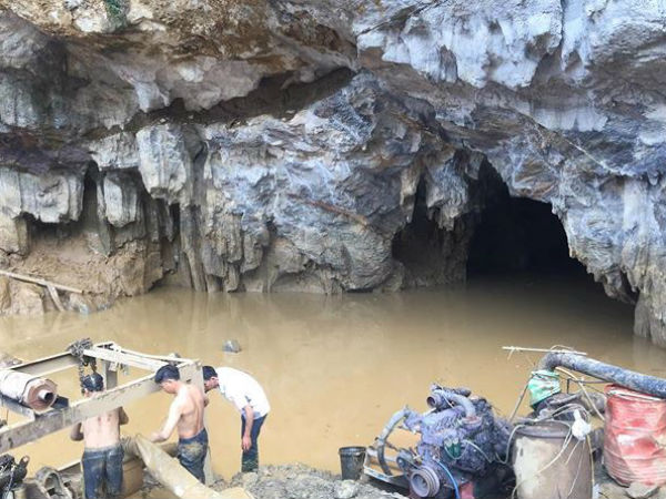 Hòa Bình: Hơn 100 người xuyên đêm bơm nước tìm 2 phu vàng mắc kẹt