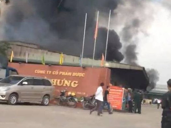 Hưng Yên: Lửa và khói bốc cháy khủng khiếp tại công ty dược, bao trùm toàn khu vực
