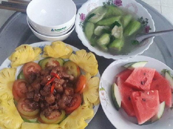 Mâm cơm 4 người lèo tèo vài miếng lại bị chê nhiều, chị em nhảy dựng lên chỉ mẹ trẻ cách trị cao tay
