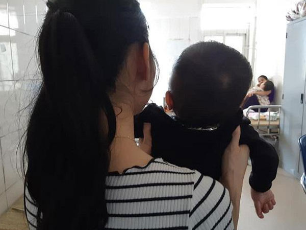 Sau cơn sốt nhẹ, mẹ bàng hoàng phát hiện cánh tay con trai 1 tuổi bị liệt hoàn toàn