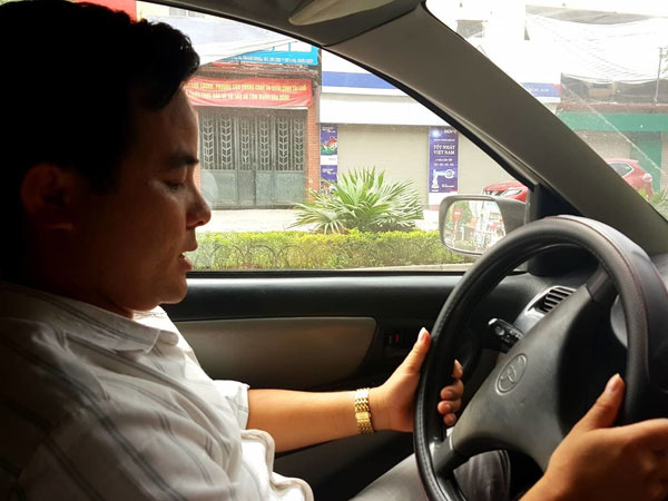 Thầy giáo toát mồ hôi nghe cuộc gọi cầu cứu của quý bà lái xe