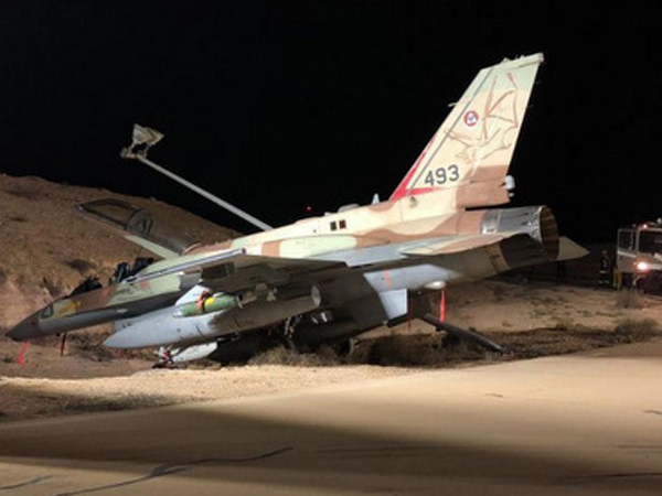 Tiêm kích F-16I Israel mất phanh, lao xuống hào