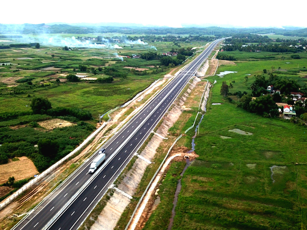 Video ảnh: Dân khốn khổ vì nhà thầu cao tốc 34.500 tỷ chậm khắc phục đường