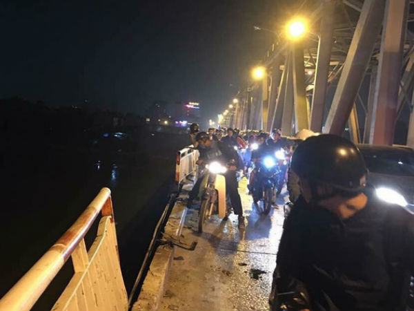 Vụ Mercedes đâm gãy thành cầu lao xuống sông Hồng: Tìm thấy CMND của 1 người đàn ông trên xe
